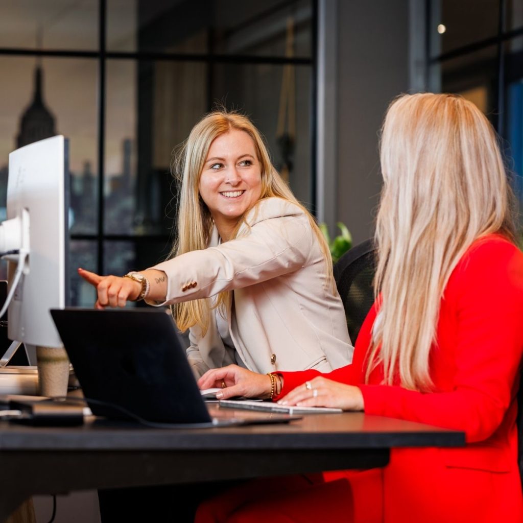 Specialisten van Mooi Online bespreken samen een webshopproject