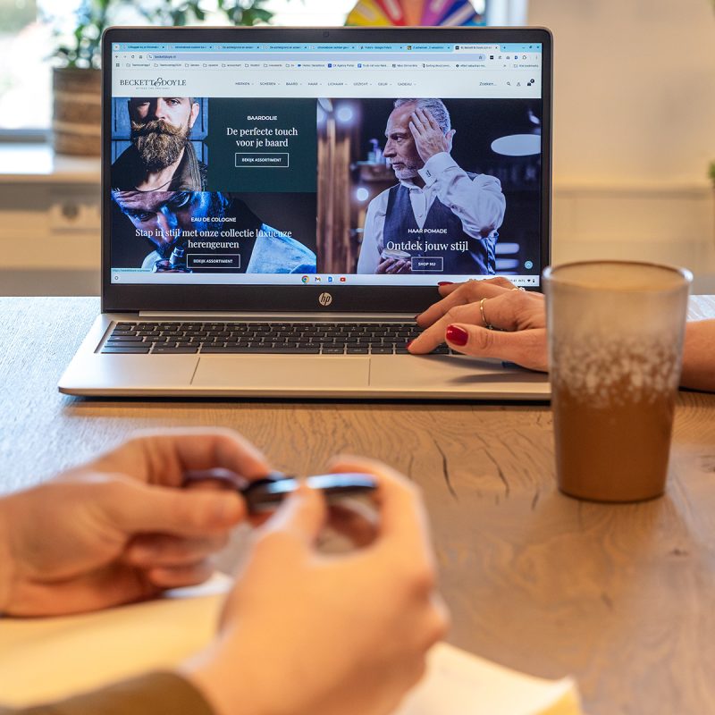 Team van Mooi Online bespreekt de inhoud en vormgeving van een website